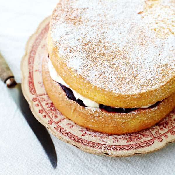 Why is it best to use fresh eggs at room temperature when making a sponge cake?