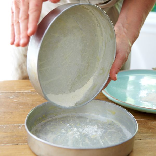 Greasing and Flouring Cake Tins